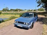 une petite voiture bleue garée sur le bord de la route