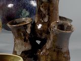 de nombreux types de vases exposés dans une vitrine