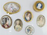 de nombreuses images différentes de femmes sur le tableau accroché au mur
