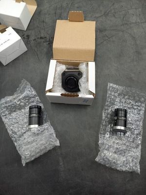 une boîte avec un appareil photo à l'intérieur sur une table