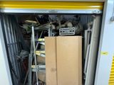 une pile de cartons dans un box de stockage dont la porte est ouverte