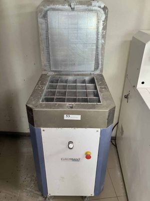 une machine qui se trouve dans le coin d'une pièce