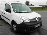 la camionnette blanche est garée dans le parking