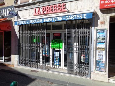 une devanture de magasin avec une enseigne sur la façade