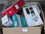 une boîte en carton remplie d'appareils électroniques posée par terre