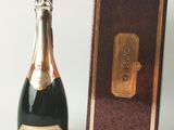 une image représentant une bouteille de champagne à côté d'une caisse en bois