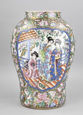 une image représentant un vase sur lequel figurent une femme et un enfant
