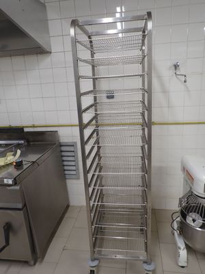 une étagère métallique située au milieu d'une cuisine