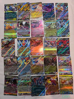 un gros plan sur une pile de cartes Pokémon posée sur une table