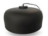 une image représentant une lampe noire posée sur une surface blanche, avec un cordon