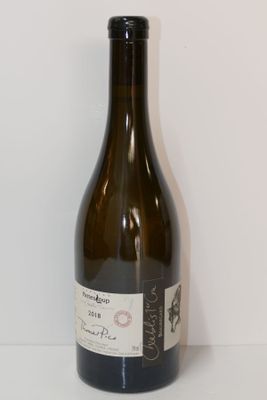 une bouteille de vin posée sur une table
