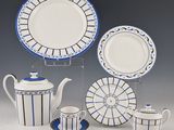 une assiette, des tasses et une théière bleues et blanches
