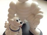 une figurine représentant un homme et un chien posée sur une table