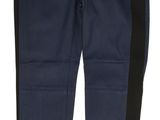 un gros plan sur un pantalon sur fond blanc