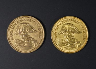 deux pièces d'or portant l'image d'un homme et d'une femme