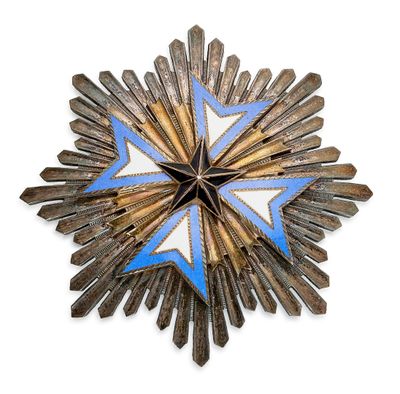 une étoile faite de bâtonnets de bois sur une surface blanche
