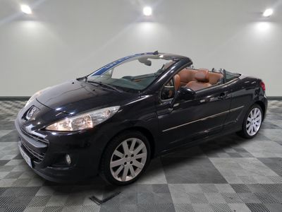 la photo d'une petite voiture noire garée dans un garage