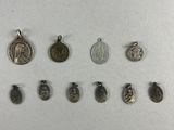 un gros plan sur un ensemble d'objets métalliques variés posés sur une surface blanche