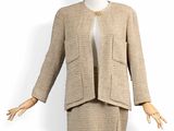 une photo d'un mannequin portant un tailleur-jupe et une veste, posé sur un socle de mannequin