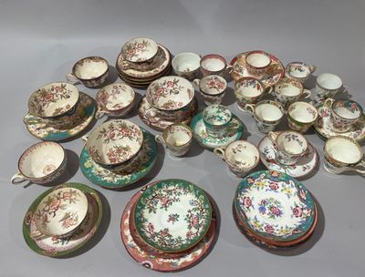 de nombreux types de tasses à thé et de soucoupes sur la table