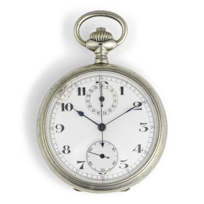 une montre de poche en argent avec des chiffres romains sur le cadran