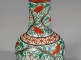 un vase orné d'un motif posé sur une table