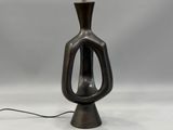 une lampe de table noire surmontée d'une ampoule blanche