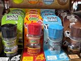 un présentoir d'épices aux saveurs variées dans un magasin
