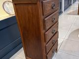une grande commode en bois exposée dans un magasin