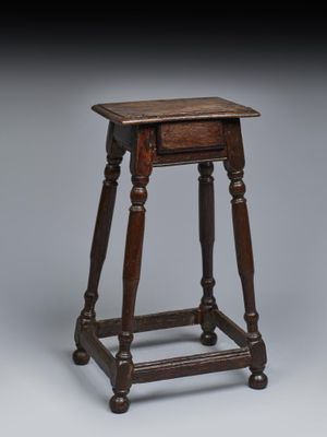 Tabouret dit de dentellière en chêne mouluré ouvrant à un ti… - Photo 1