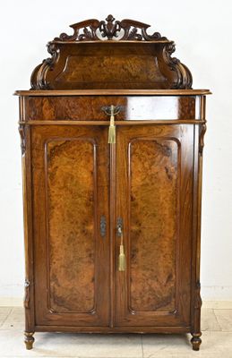 une armoire en bois surmontée d'un miroir