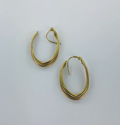 deux paires de boucles d'oreilles en or sur fond blanc