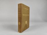 un vieux livre posé sur une surface blanche