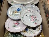plusieurs assiettes dans une boîte posée sur une table
