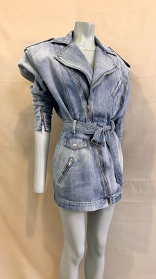 veste en jean avec ceinture à la taille et ceinture à la taille