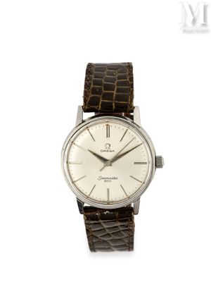 gros plan d'une montre sur fond blanc avec un bracelet marron