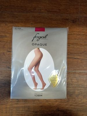 une photo d'un paquet de collants opaques posé sur une table en bois