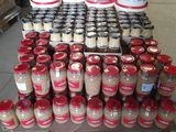 de nombreux bocaux de nourriture posés sur une palette dans un entrepôt