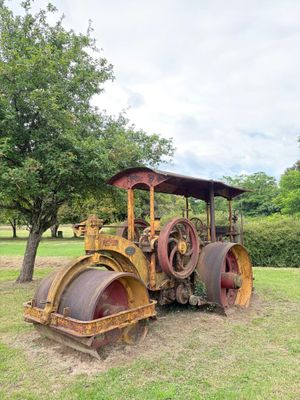 un petit tracteur qui est garé dans l'herbe
