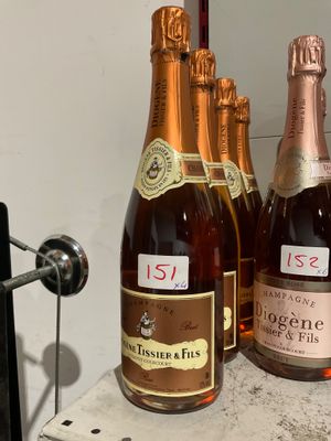 plusieurs bouteilles de vin sont alignées sur un comptoir