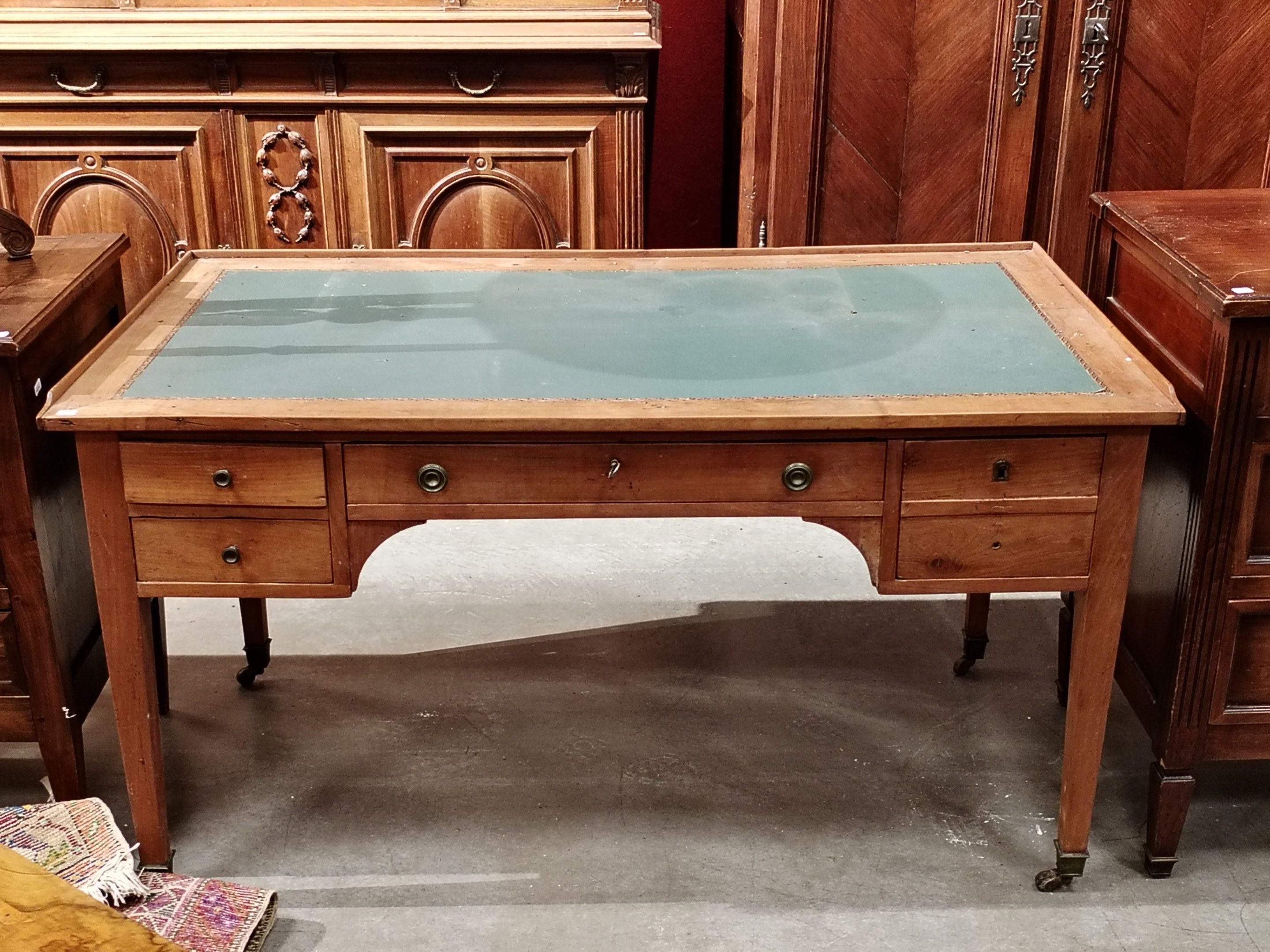 Bureau en merisier ouvrant à 4 tiroirs