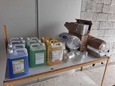 une table sur laquelle sont posés de nombreux récipients contenant des liquides