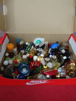 une boîte rouge remplie d'une sélection de bouteilles d'alcool