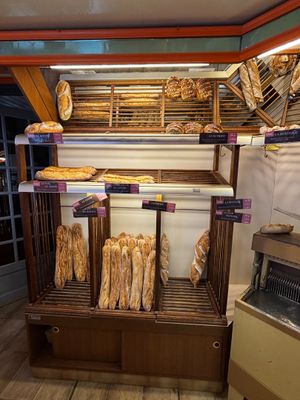 un présentoir de pains et de viennoiseries dans un magasin