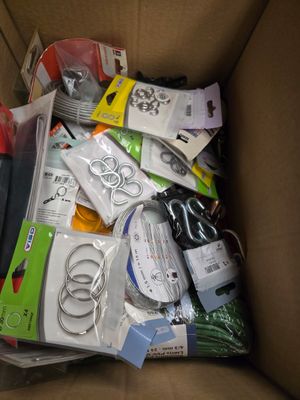 une boîte remplie d'objets assortis qui s'y trouvent