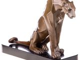 statue d'un lion assis sur un socle noir, sur fond blanc