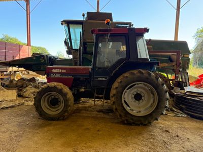 un tracteur garé dans la terre