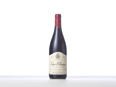 la bouteille de vin rouge est posée sur la table