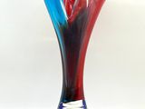 un vase en verre orné d'un motif rouge et bleu