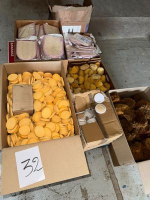 Plusieurs cartons de nourriture sont posés par terre, les uns à côté des autres.